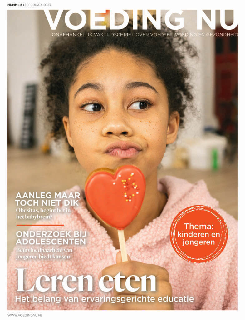 De cover van vakblad Voeding nu een meisje met een gezonde lolly